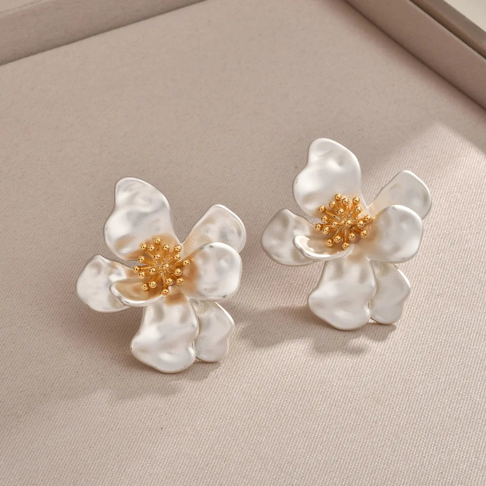 Female Retro Metal Flower Earrings Light Luxury Matte Gold Contrasting Stud Earrings Elegant Casual Fashionable Ear Jewelry