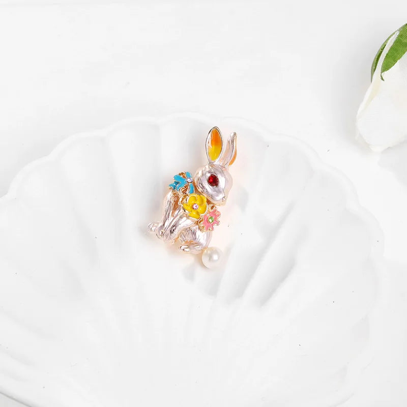 Fashion Sweet Rabbit Elegant Animals Cute Brooches for Girls Stylish Glamorous Pins Jewelry for Women Ladies Accessories Chic
