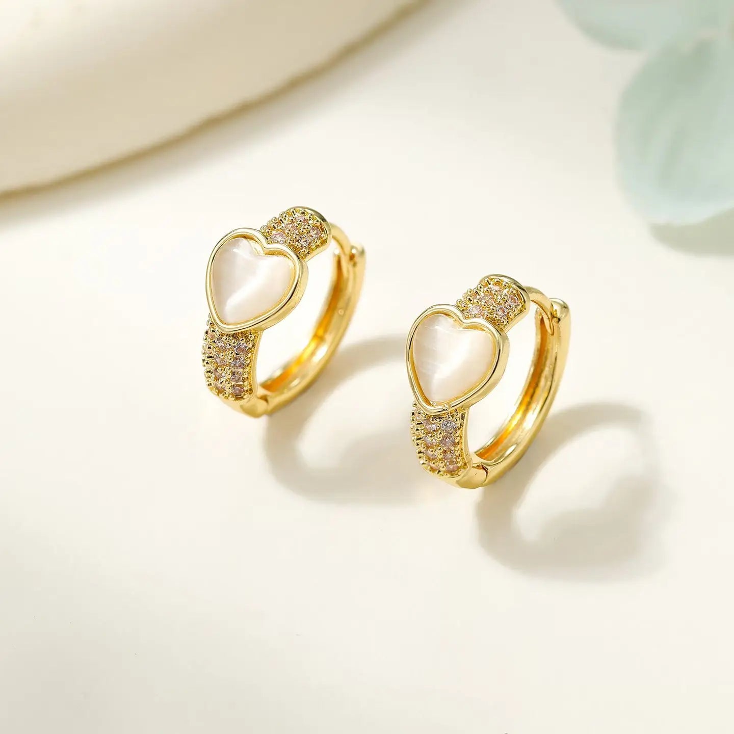 Fashion Simple Heat Shaped Glitter Hoop Earrings for Girls Elegant Dianty Jewelry for Women Ladies Accessories Chinese Supplier