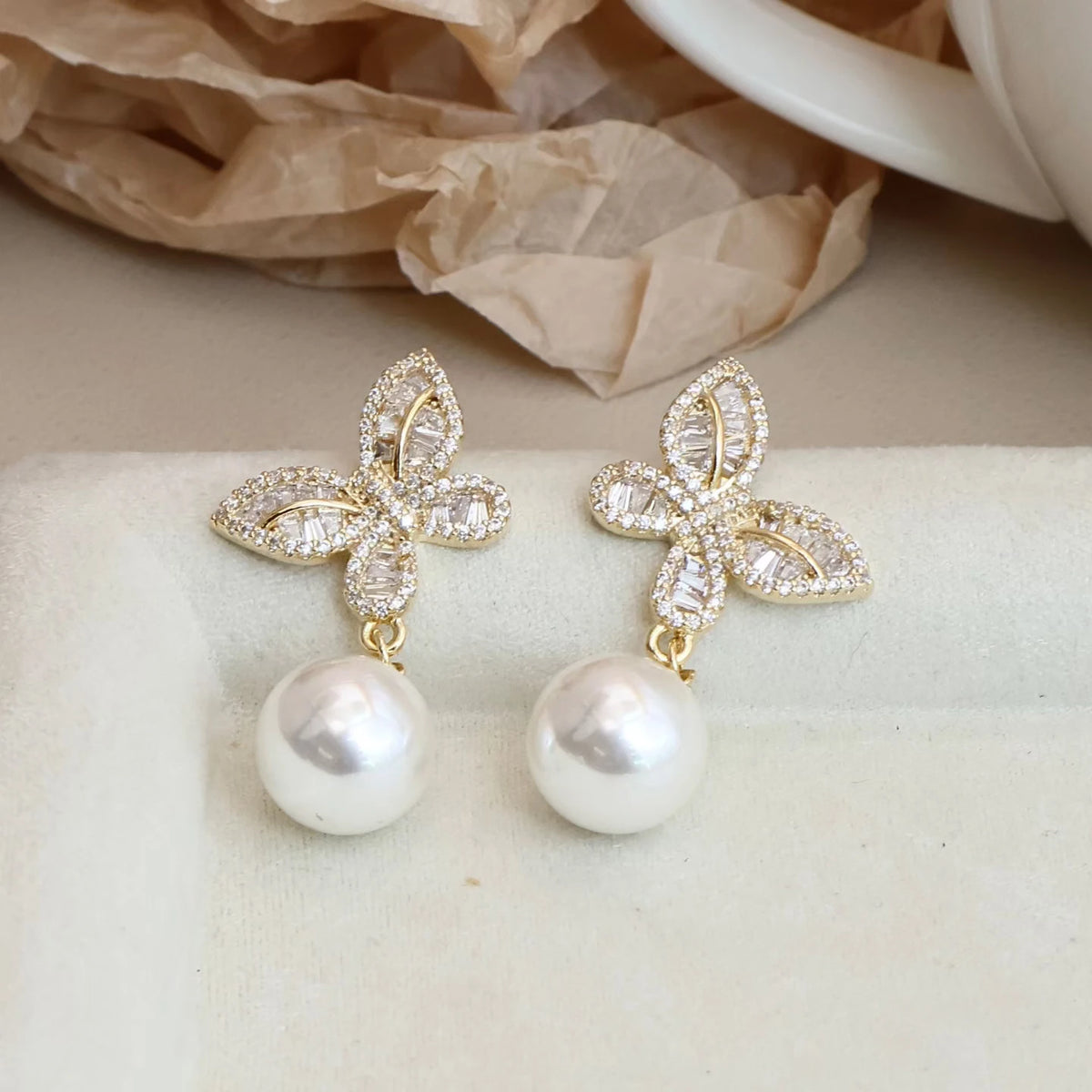 Fashion Simple Sweet Imitation Pearl Drop Earrings for Girls Cute Luxury Butterfly Jewelry for Women Lady Accessories Wholesale