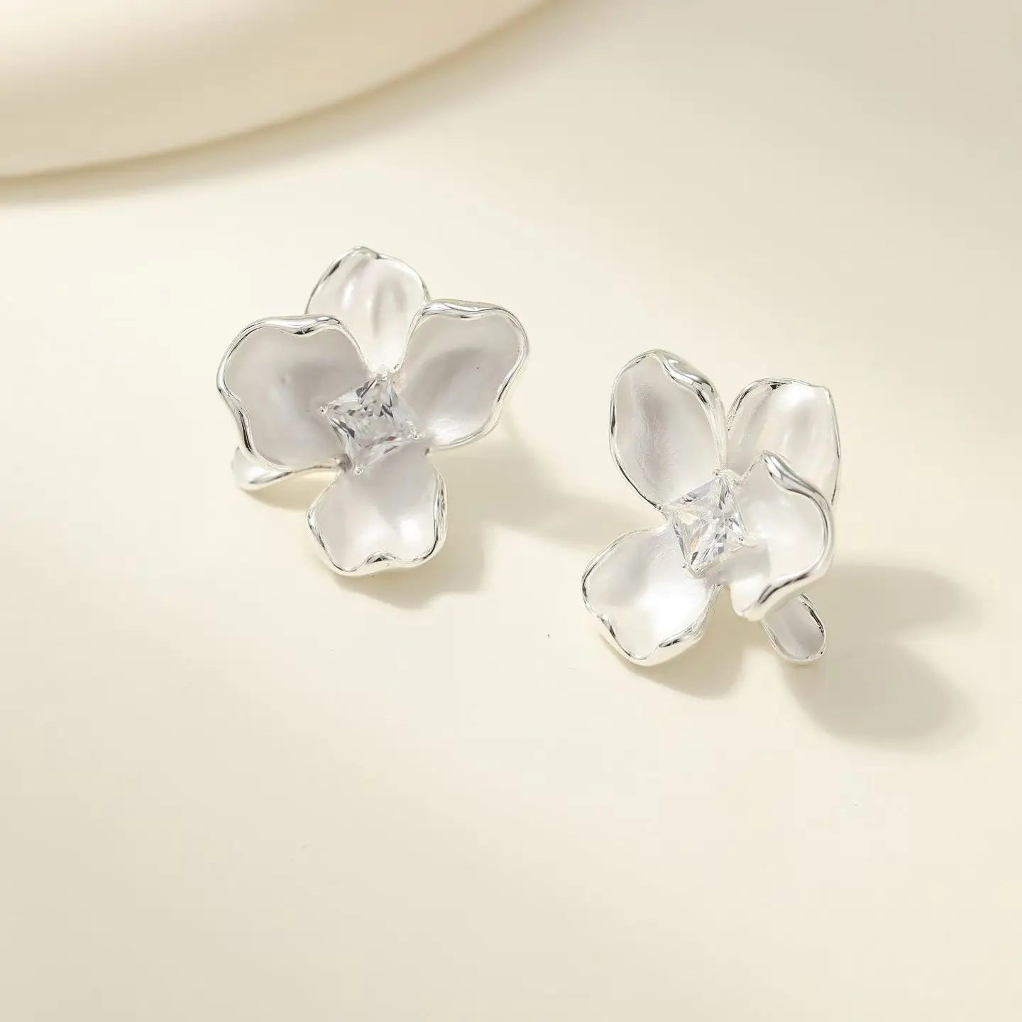 Simple Minimalistic Flower Rhinestone Glitter Stud Earrings for Girls Elegant Floral Jewelry for Women Ladies Accessories Chic