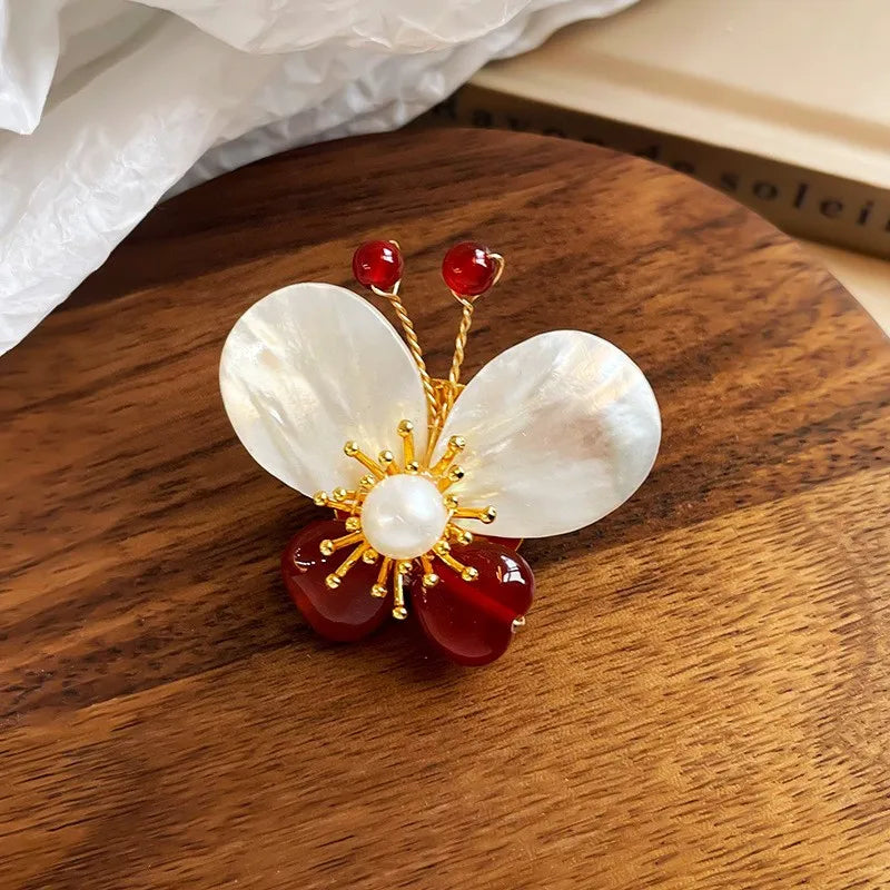 Fashion Abalone Shell Agate Butterfly Copper 18K Gold Brooches for Girls Freshwater Pearl Jewelry for Women Ladies Wholesale