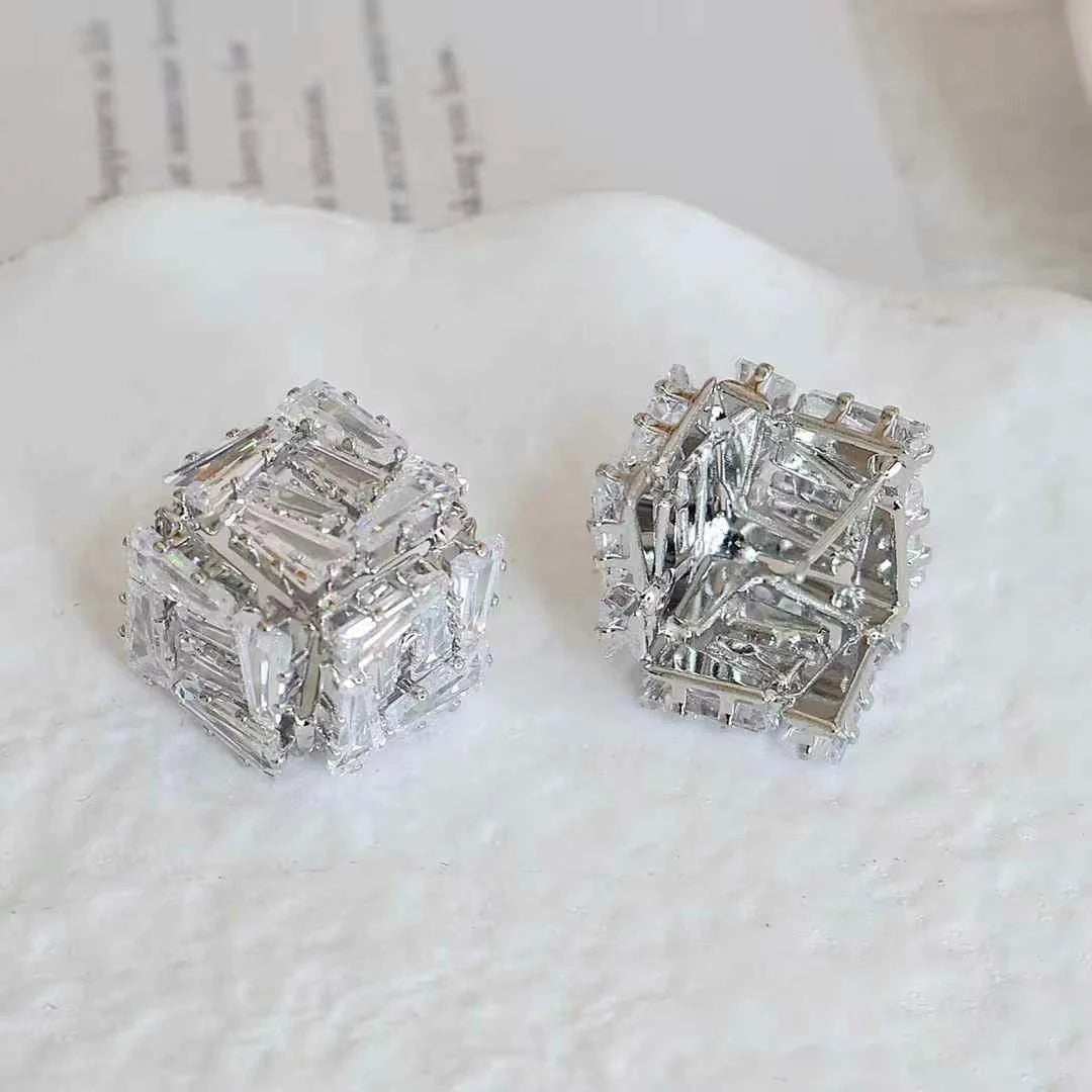 Sweet Snowflake Elegant Fashion Stud Earrings for Girls Fashion Trendy Stylish Jewellry for Women Ladies Accessories Wholesale