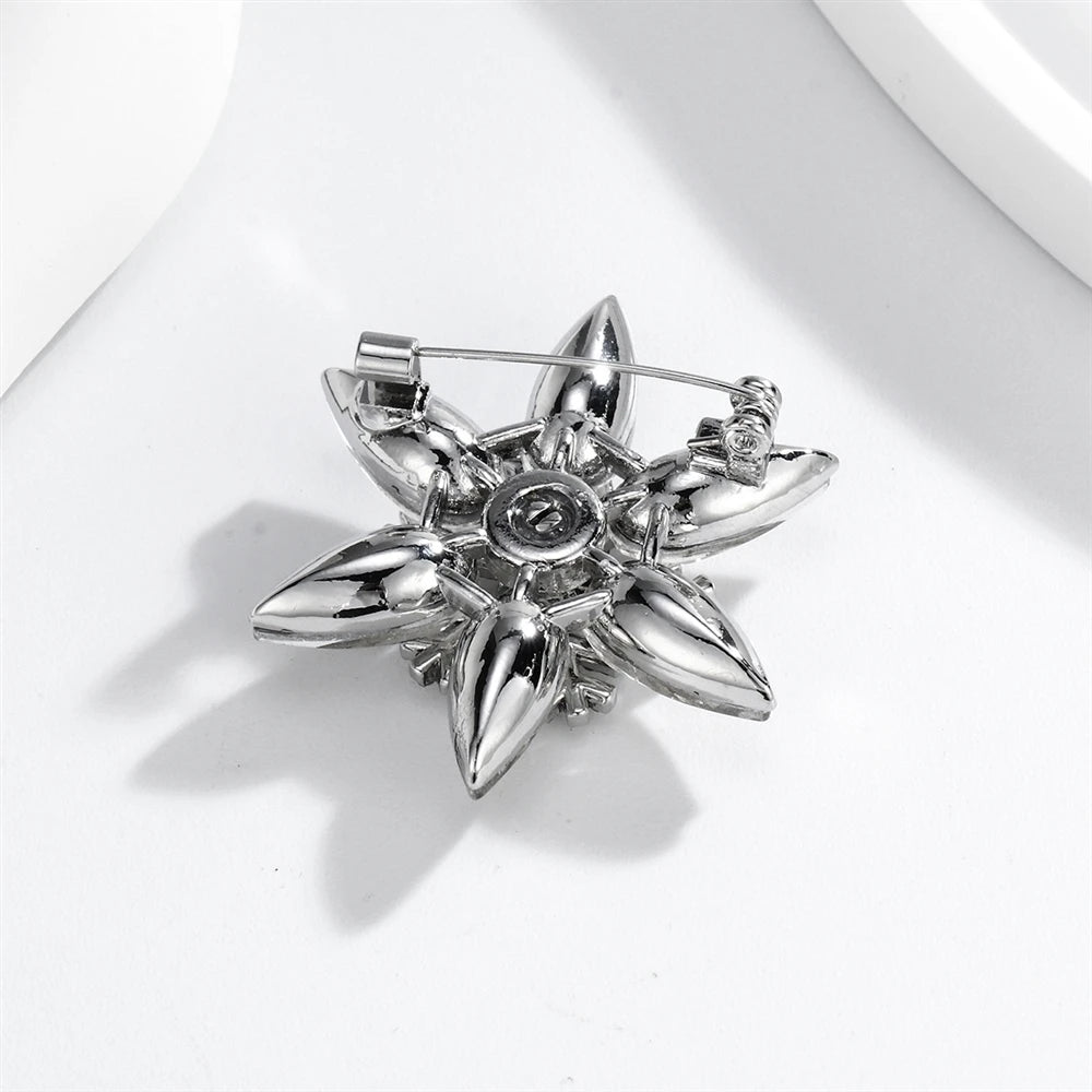 Fashion Glitter Snow Flake Sparkle Trendy Brooches for Girls Pins Glamorous Winter Jewelry for Women Ladies Accessory Wholesale