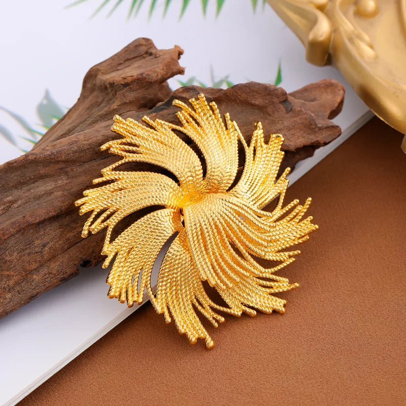 Fashion Vintage Golden Elegant Brooches for Girls Glamorous Charms Snow Flake Pins Jewelry for Women Ladies Accessories Chic