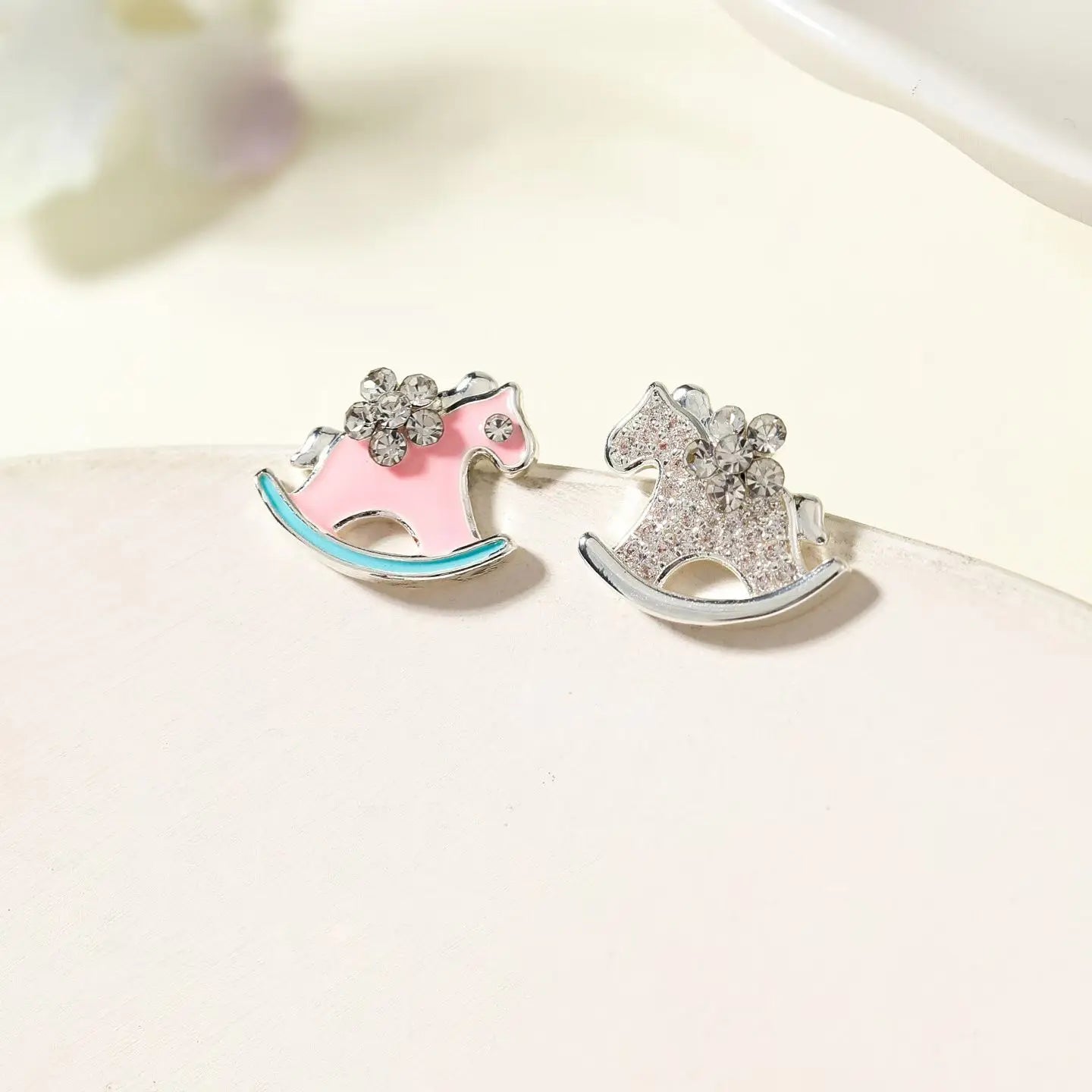 Female Creative Design Cartoon Small Mini Animals Stud Earring Fashion Cute Glitter Lightweight Jewelry Accessories for Causal