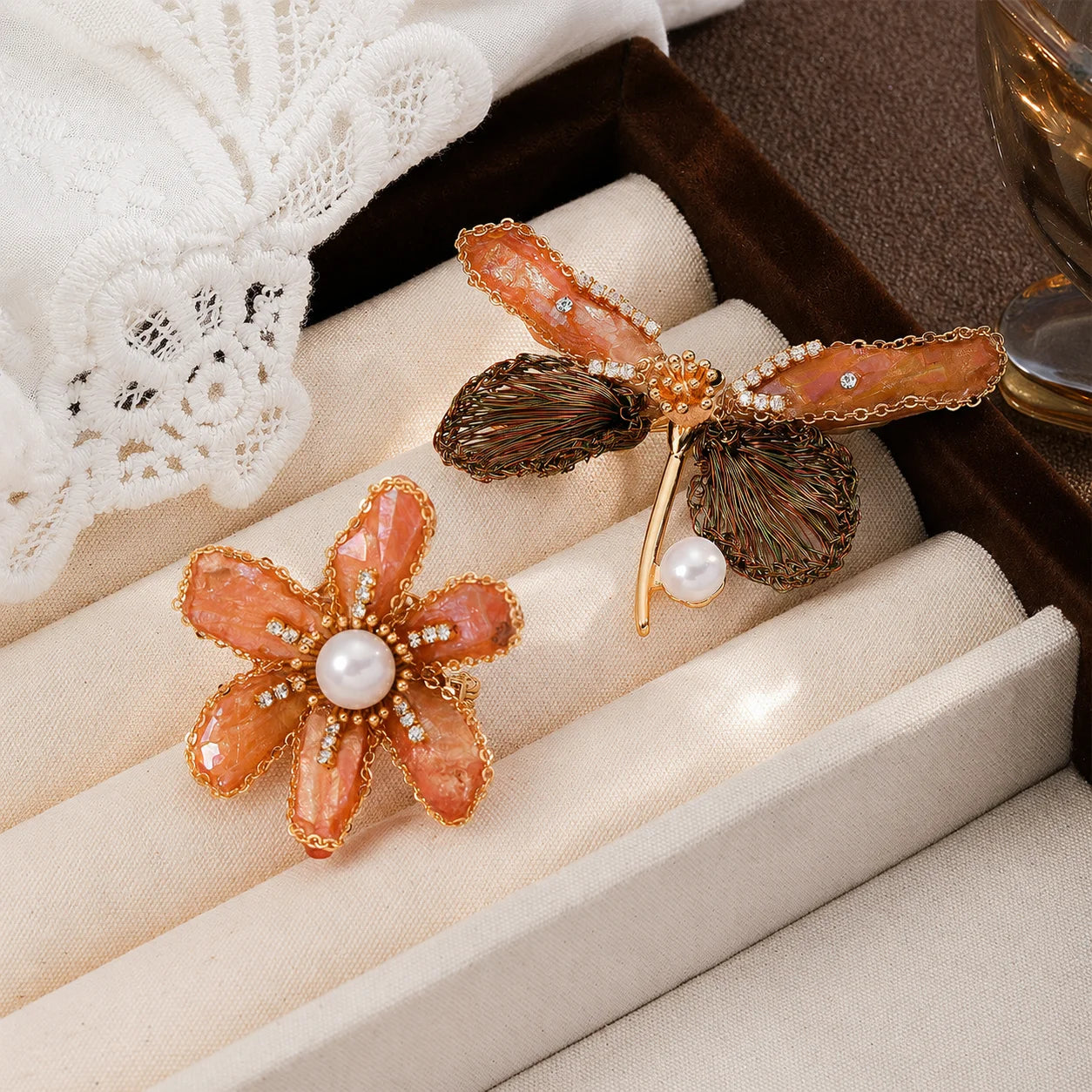 Fashion Natural Stone White Zircon Abalone Shell Flower Butterfly Brooches for Girls Jewelry for Women Ladies Wholesale Bulk