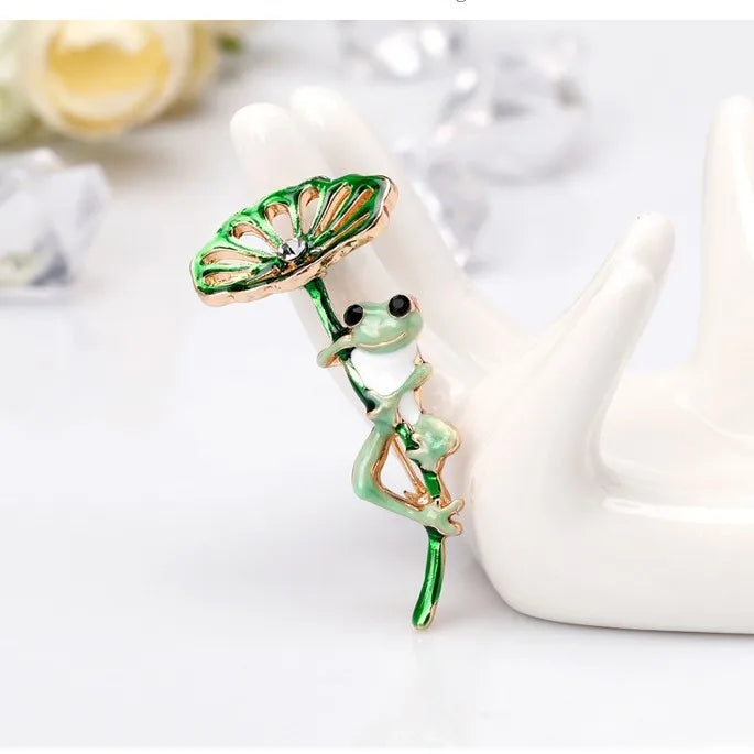 Fashion Sweet Animals the Frog Prince Brooches for Girls Lotus Leaf Cute Pins Jewelry for Women Ladies Accessories Wholesale
