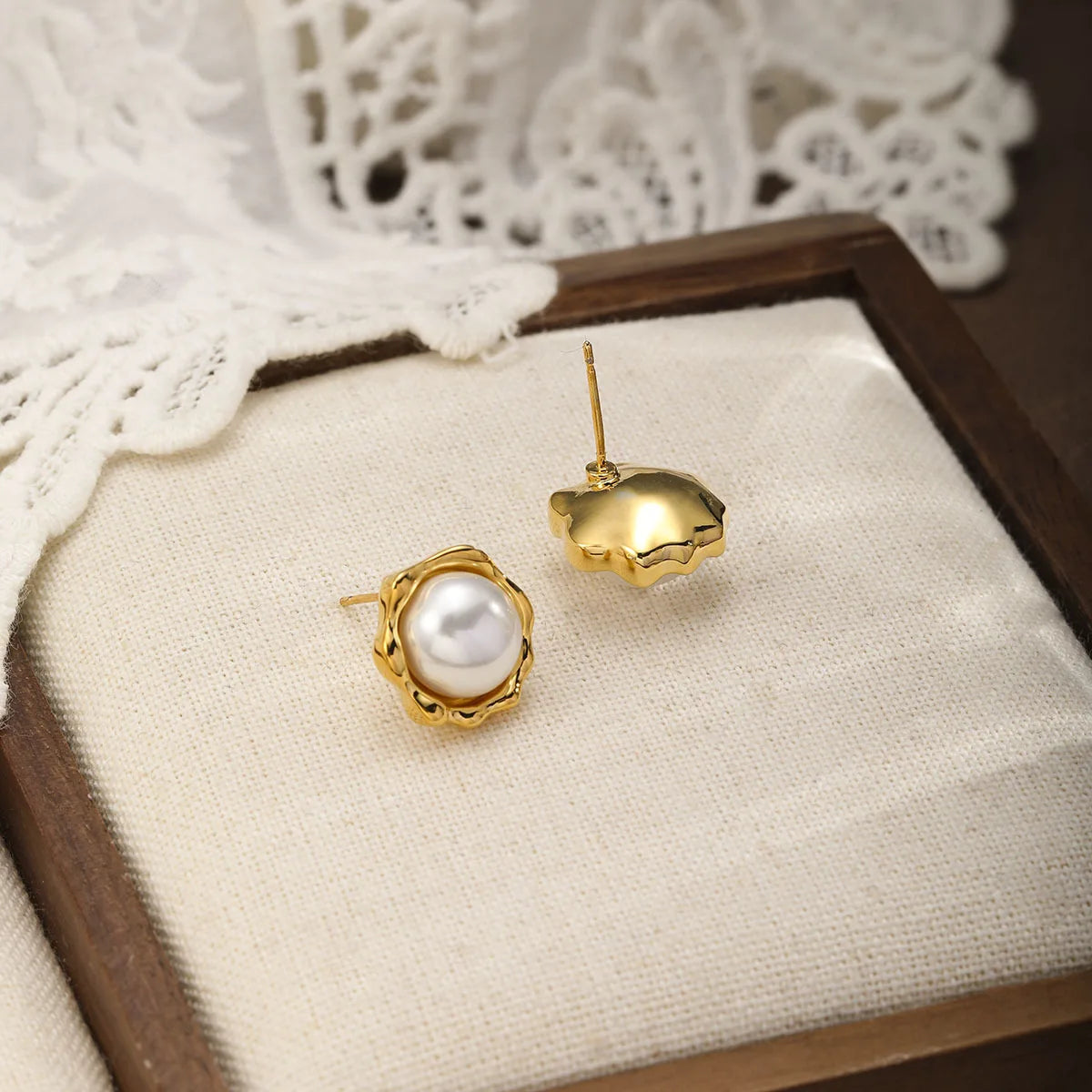 Fashion Simple Minimalistic Pearl Stud Earrings for Girls 18K Gold Plated Jewelry for Women Ladies Wholesale China Factory