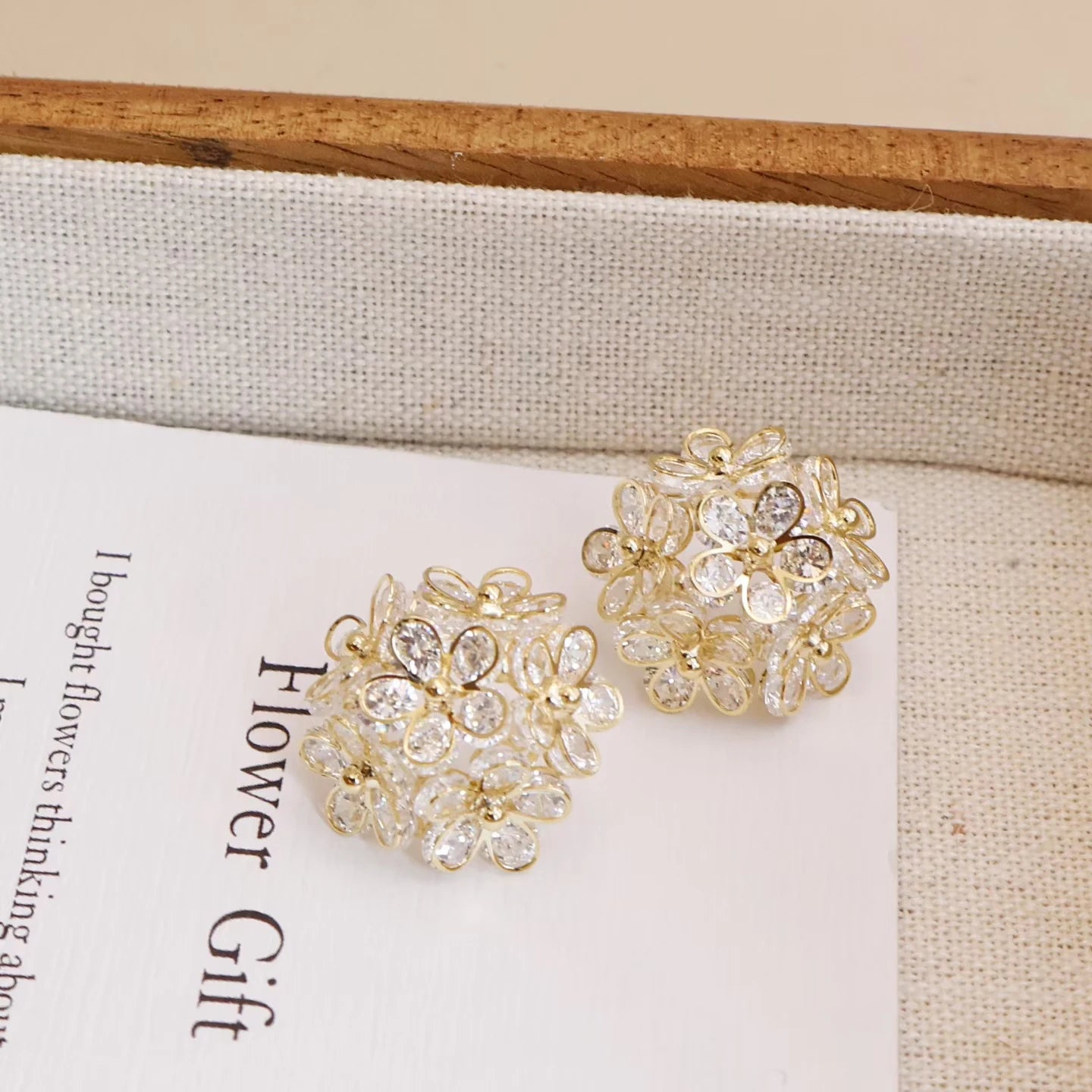 Sweet Ball Flower Elegant Stud Earrings for Girls Luxury Simple Art Deco Jewellry for Women Ladies Accessories Wholesale Chic