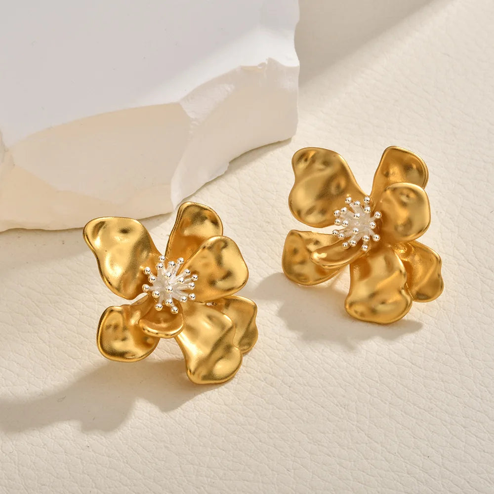 Female Retro Metal Flower Earrings Light Luxury Matte Gold Contrasting Stud Earrings Elegant Casual Fashionable Ear Jewelry