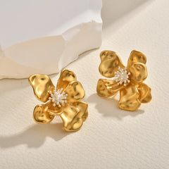 Female Retro Metal Flower Earrings Light Luxury Matte Gold Contrasting Stud Earrings Elegant Casual Fashionable Ear Jewelry