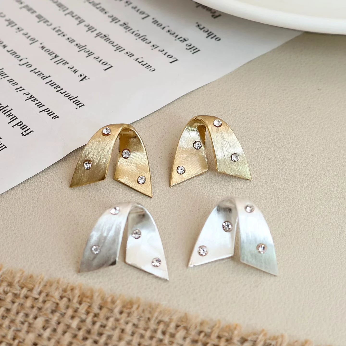 Fashion Simple Clip on Earrings for Girls Sweet Bowknot Minimalistic Trendy Jewelry for Women Ladies Accessories Wholesale
