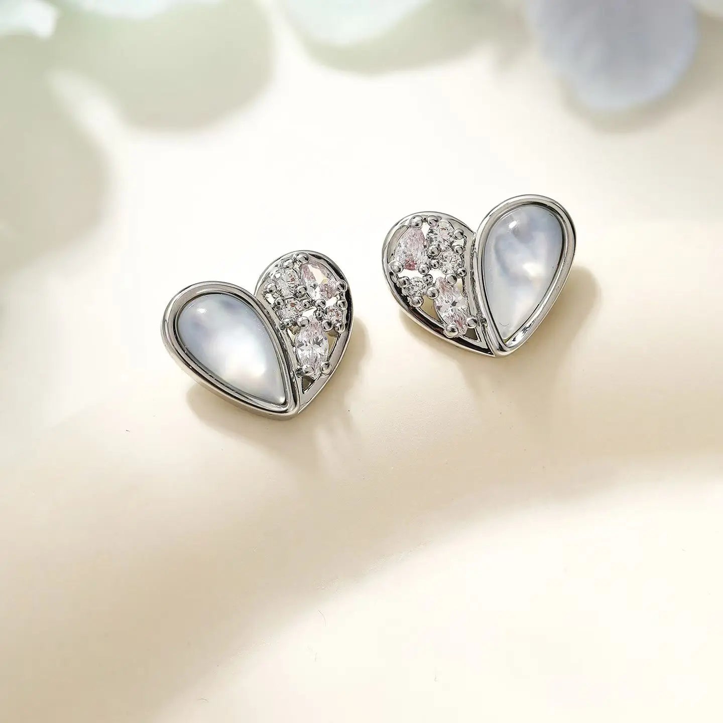 Fashion Simple Heart Shaped Stud Earrings for Girls Minimalistic Glamorous Art Deco Jewelry for Women Ladies Accessories Chic