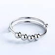 The opening is adjustable. / White gold