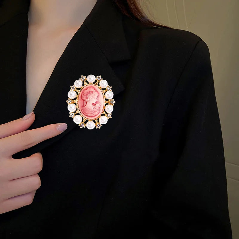 Victrotia Fashion Imitation Pearl Glitter Rhinestone Brooches for Girls Sweet Elegant Jewelry for Women Ladies Accessories
