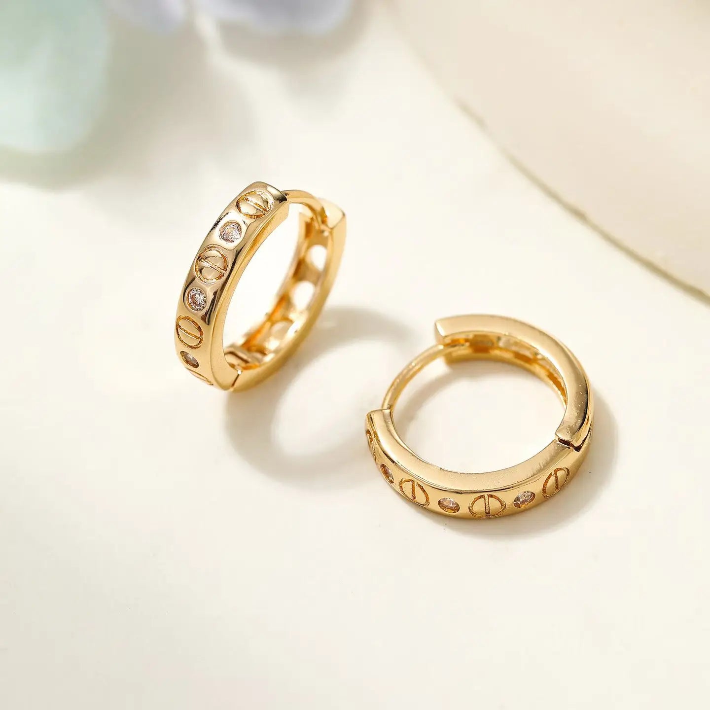 Simple Classic Minimalistic Fashion Trendy Glitter Hoop Earrings for Girls Sweet Elegant Jewelry for Women Ladies Accessories