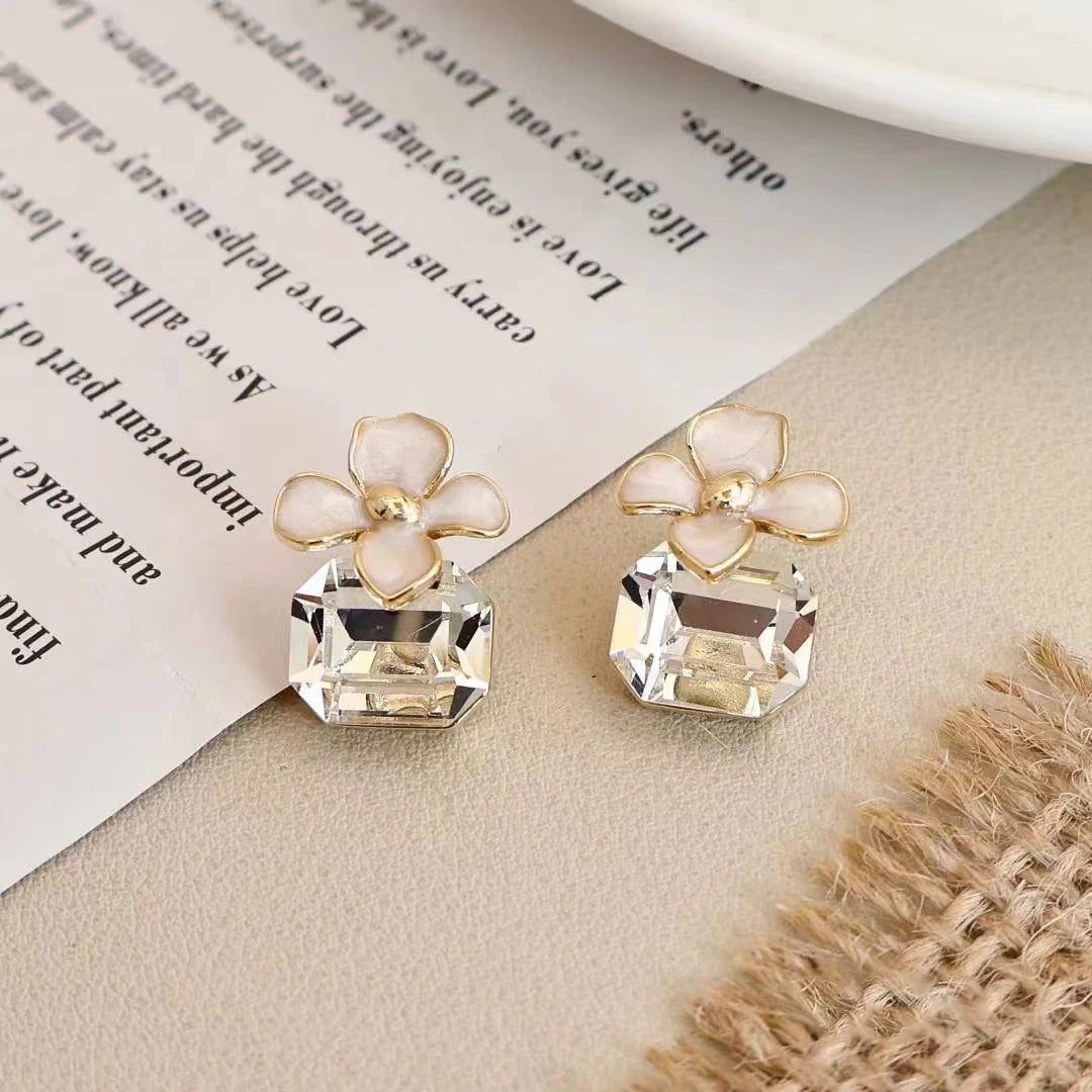 Fashion Flower Glitter Rhinestone Simple Stud Earrings for Girls Sweet Cute Jewelry for Women Ladies Accessories Wholesale Chic