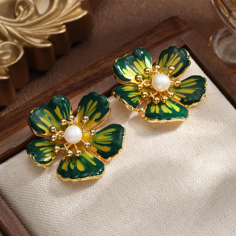 Ladies Flower Shape S925 Silver 18k Gold-plated Freshwater Pearl Stud Earring Elegant Fashion Low MOQ in Stock Jewelry for Women