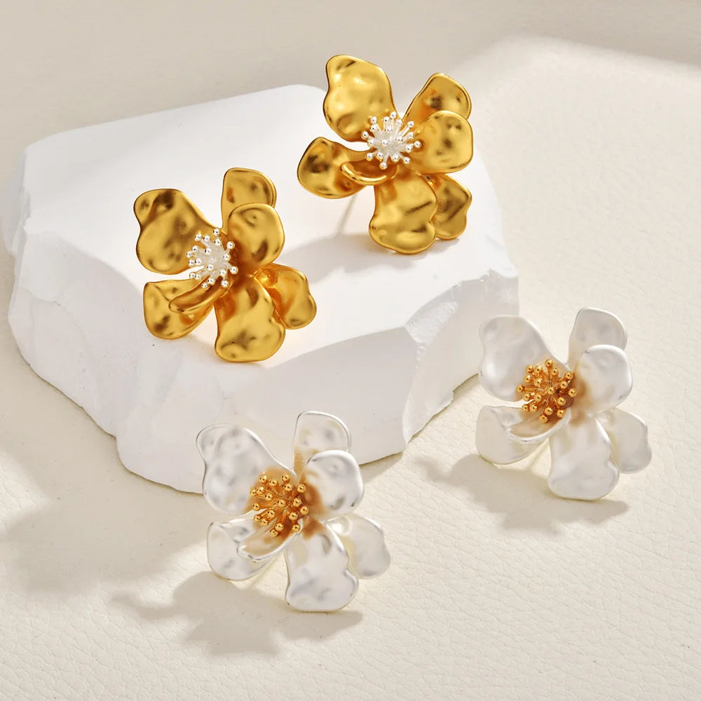 Female Retro Metal Flower Earrings Light Luxury Matte Gold Contrasting Stud Earrings Elegant Casual Fashionable Ear Jewelry
