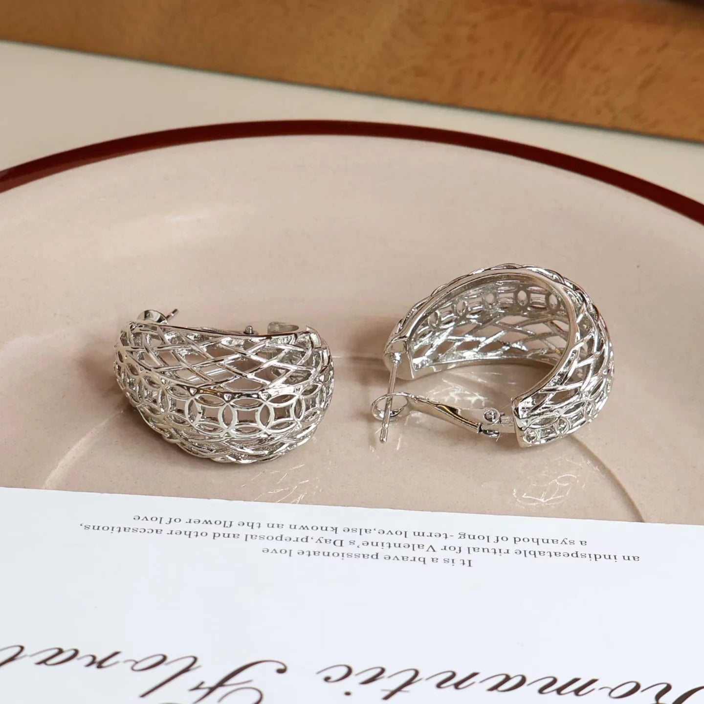 Fashion Heart Shaped Designer Minimalistic Classic Simple Hoop Earrings for Girls Elegant Jewelry for Women Ladies Accessories