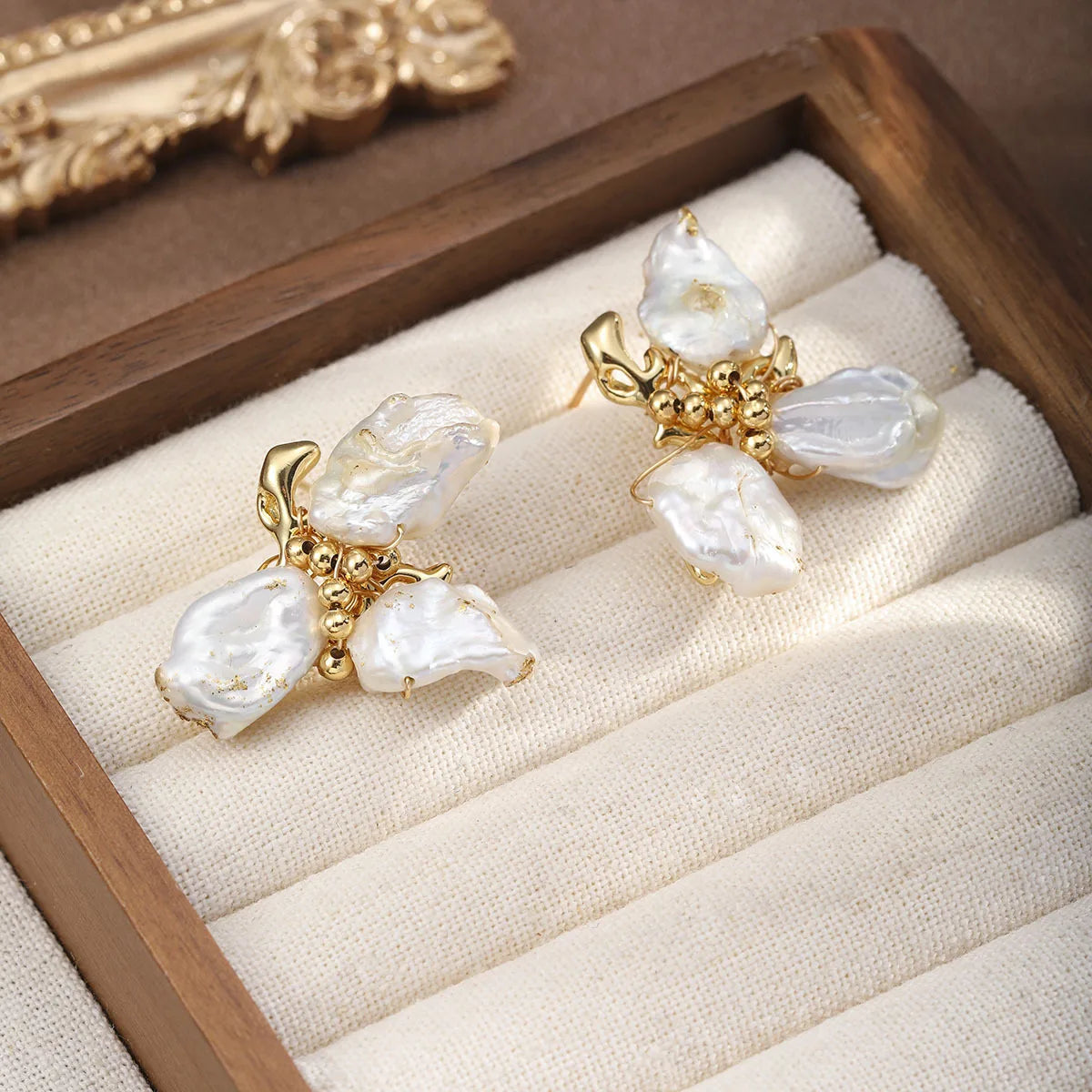 Fashion Baroque Pearl Copper Flower Earrings for Girls Bold Vintage Elegant Jewelry for Women Ladies Wholesale China Factory