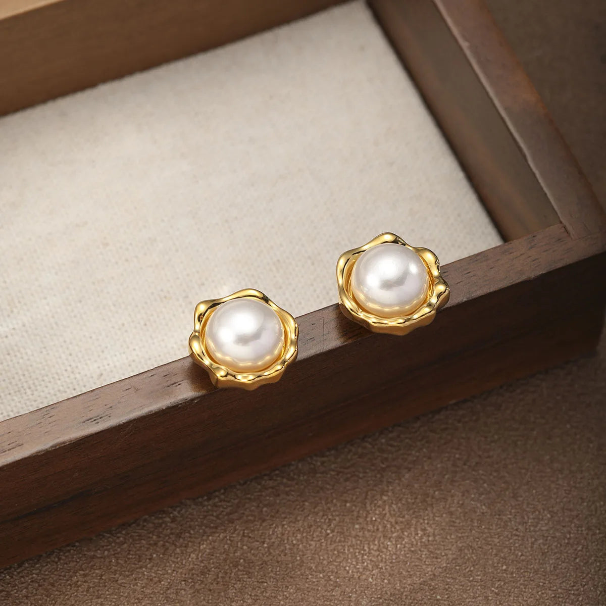Fashion Simple Minimalistic Pearl Stud Earrings for Girls 18K Gold Plated Jewelry for Women Ladies Wholesale China Factory
