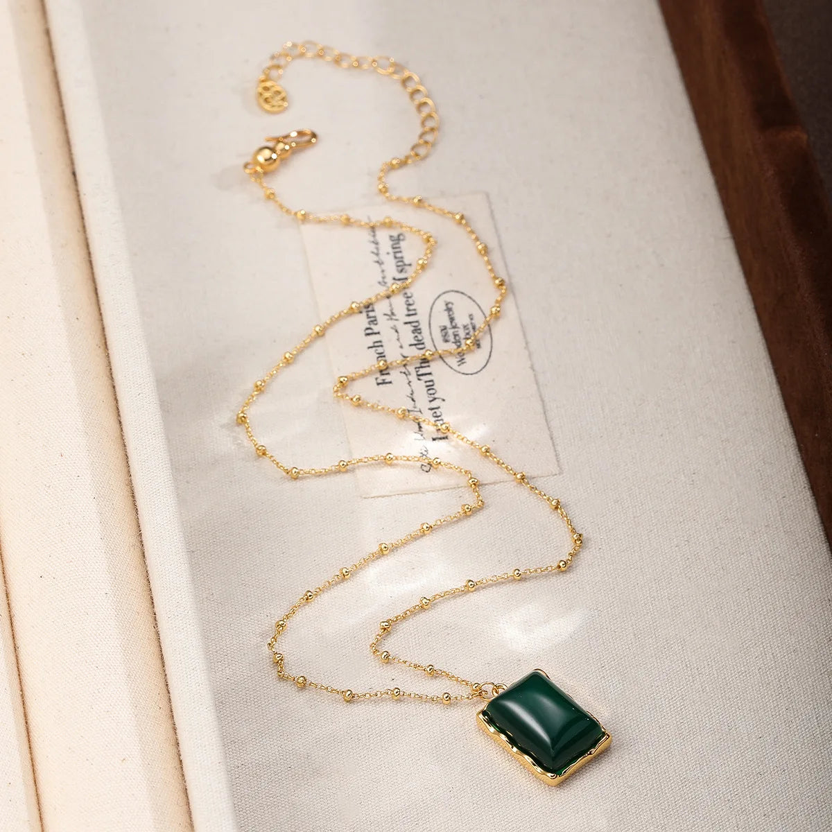 Fashion Green Agate Pendent Copper 18K Gold Plated Necklaces for Girls Elegant Jewelry for Women Ladies Wholesale China Factory