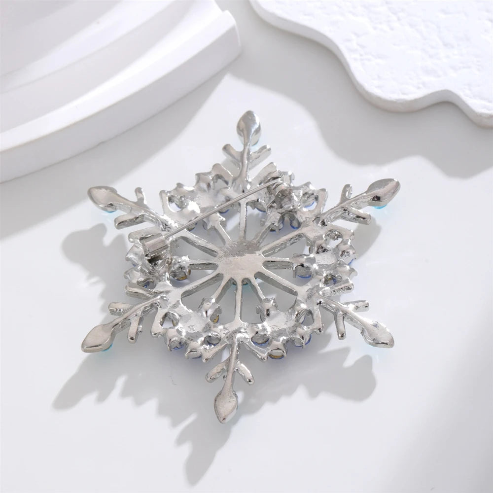 Fashion Snow Flake Sweet Elegent Princess Style Brooches for Girls Cute Glamorous Pins Jewelry for Women Ladies Accessories
