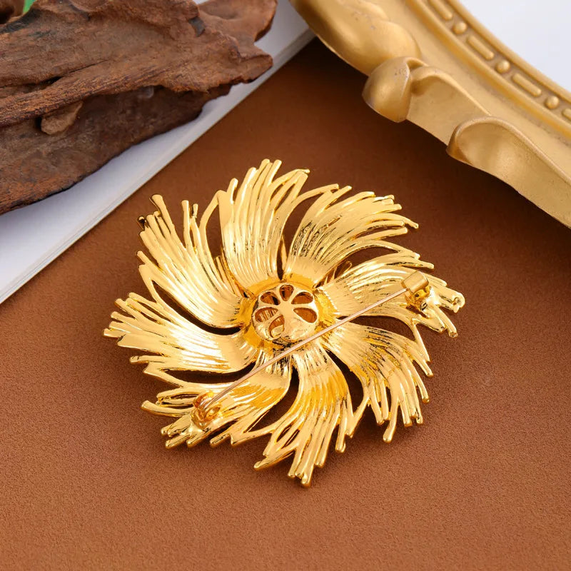 Fashion Vintage Golden Elegant Brooches for Girls Glamorous Charms Snow Flake Pins Jewelry for Women Ladies Accessories Chic