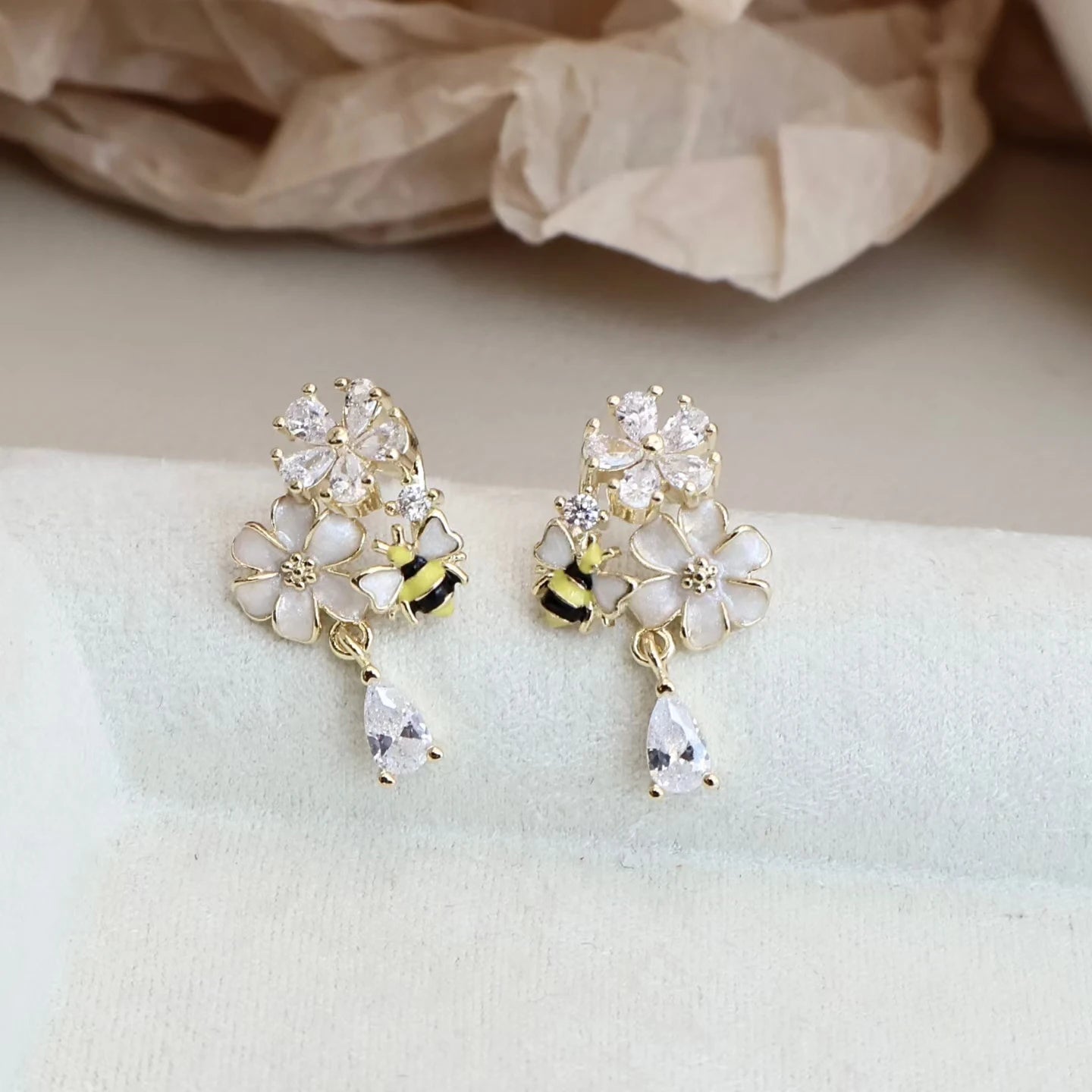 Fashion Sweet Bee Animals Flower Drop Earrings for Girls Elegant Cute Kawaii Refined Jewelry for Women Ladies Accessories