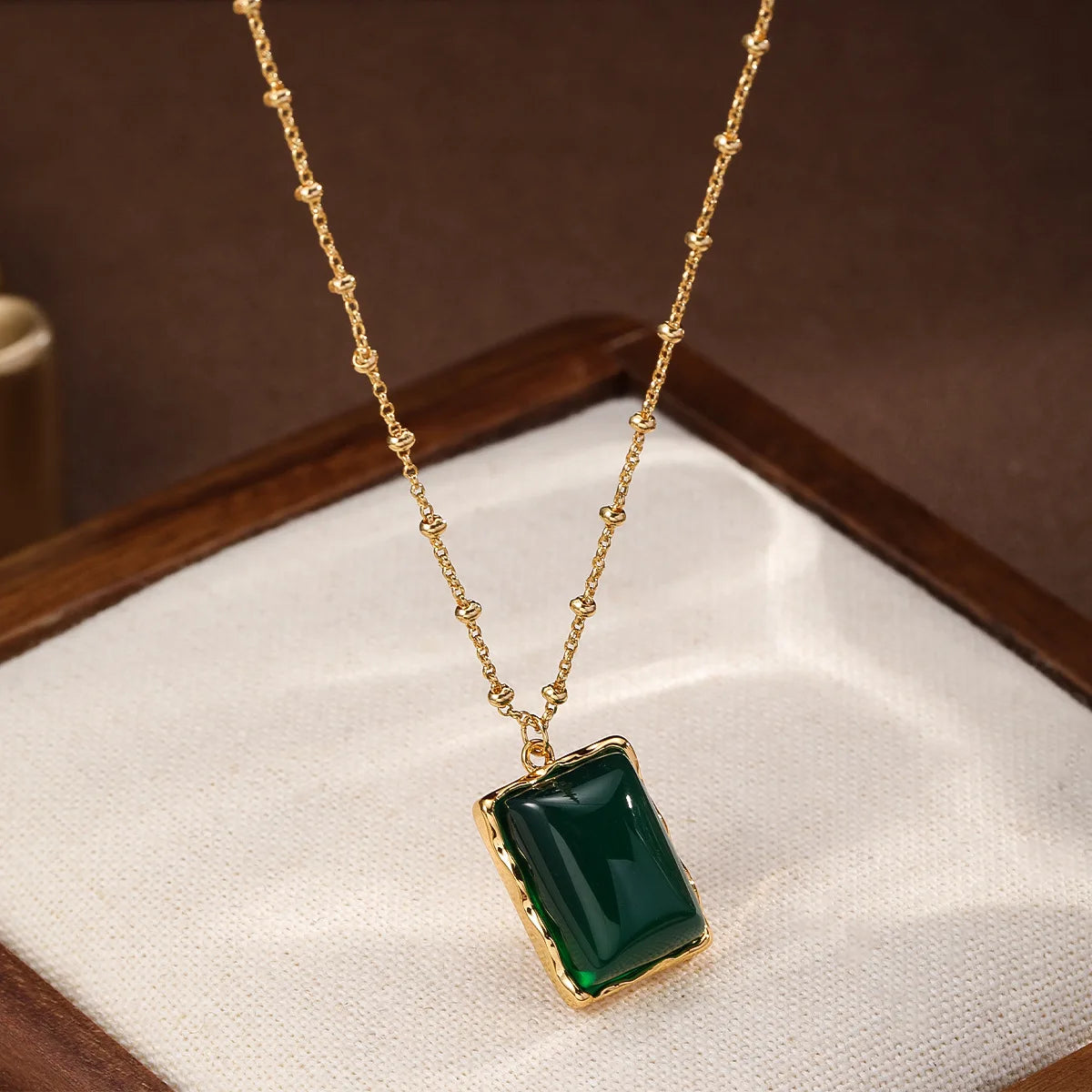 Fashion Green Agate Pendent Copper 18K Gold Plated Necklaces for Girls Elegant Jewelry for Women Ladies Wholesale China Factory