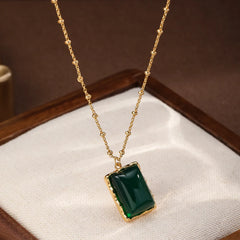 Fashion Green Agate Pendent Copper 18K Gold Plated Necklaces for Girls Elegant Jewelry for Women Ladies Wholesale China Factory