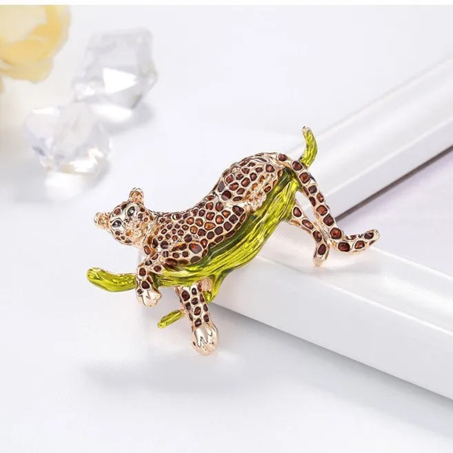 Fashion Trendy Animals Leopard Brooches for Girls Stylish Glamorous Dainty Charms Pins Jewelry for Women Ladies Accessories