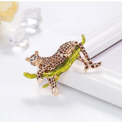 Fashion Trendy Animals Leopard Brooches for Girls Stylish Glamorous Dainty Charms Pins Jewelry for Women Ladies Accessories