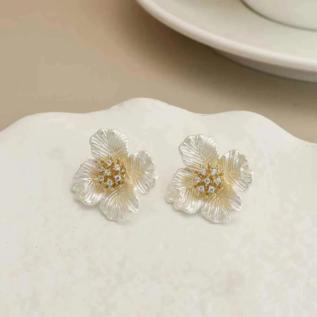 Ladies Flower Shape Creative Design Small Stud Earring Fashion Elegant Graceful Lightweight Bulk Jewelry Accessories for Holiday
