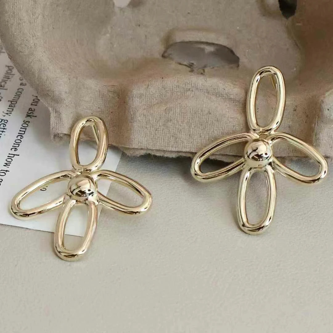 Simple Fashion Stylish Bold Designer Stud Drop Earrings for Girls Elegant Graceful Art Deco Jewelry for Women Ladies Accessories