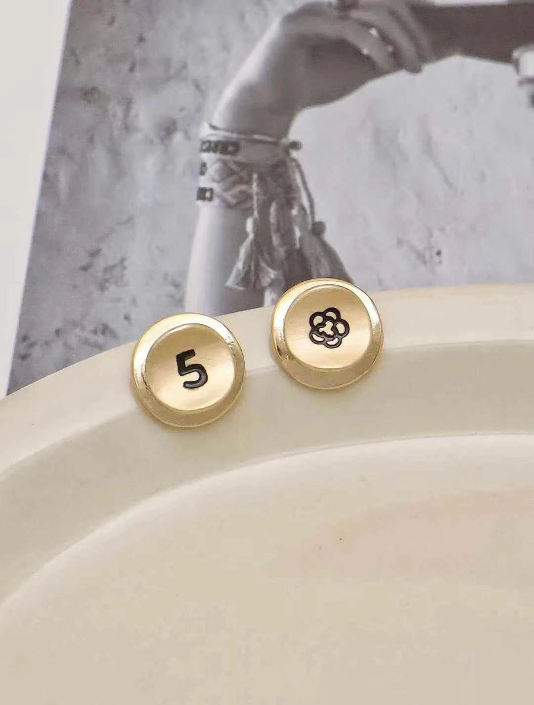 Ladies Letter Print Flower Shape Small Mini Stud Earring Fashion Elegant Simple High Quality Bulk Jewelry Accessories for Causal