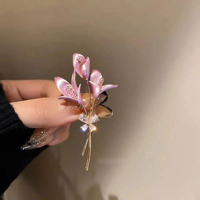 Fashion Elegant Lily Flowers Sweet Trendy Brooches for Girls Stylish Glamorous Cute Pins Accessories for Women Ladies Accessory