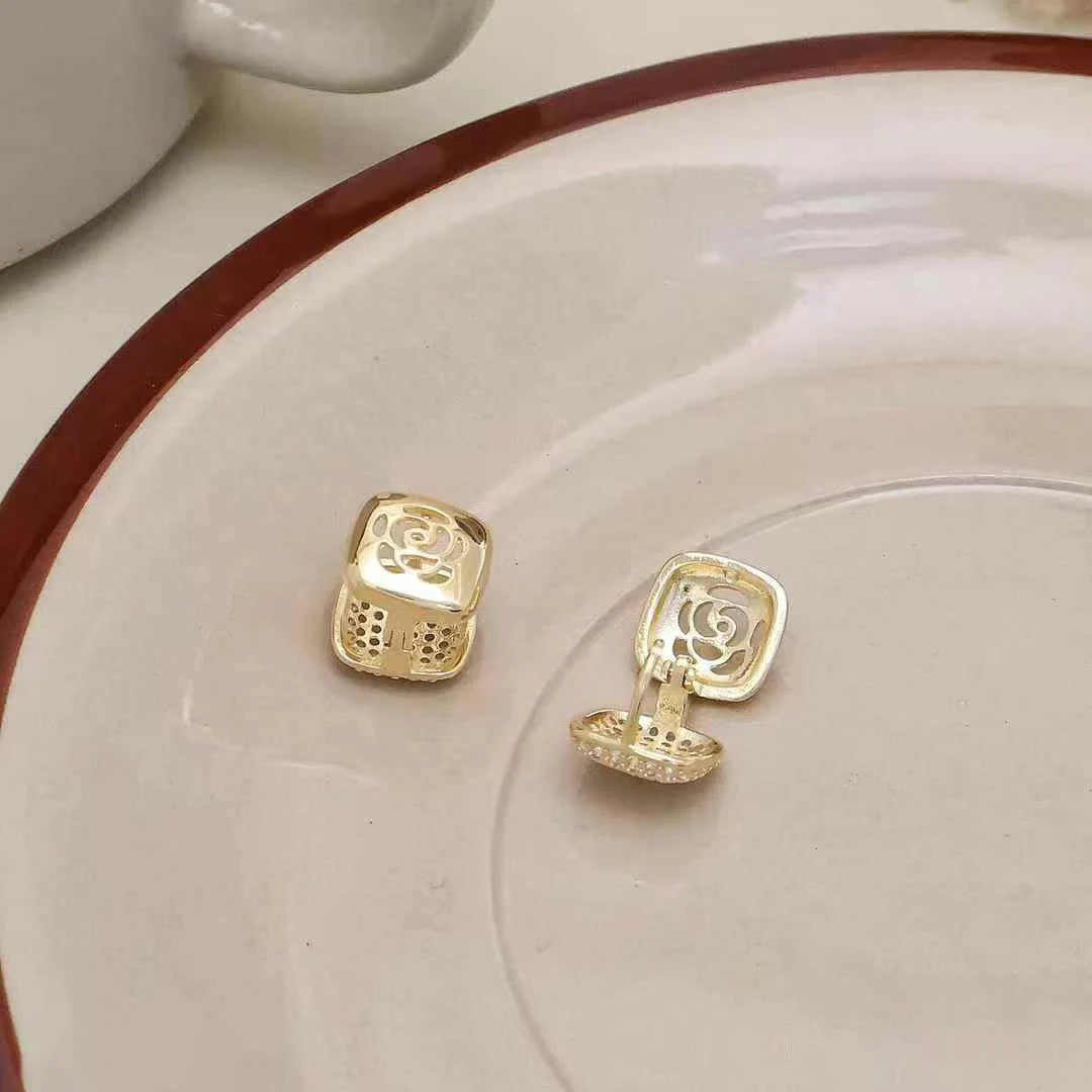 Simple Fashion Chic Minimalistic Stud Earrings for Girls Clip on Elegant Dainty Jewelry for Women Ladies Accessories Wholesale