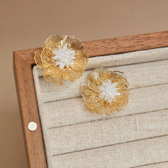 Ladies New Design Mental Flower Shape Stud Earring Fashion Elegant Street Style Bulk Order Jewelry Accessories for Women Holiday