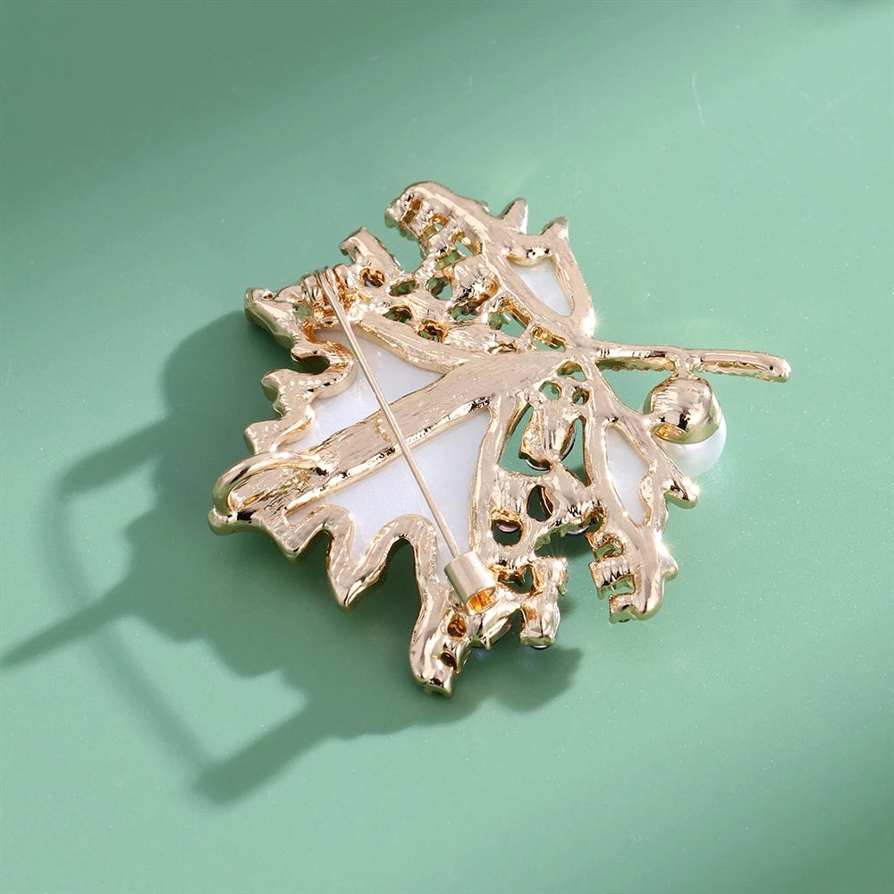 Fashion Leafs Maple Sweet Elegant Brooches for Girls Trendy Stylish Jewelry for Women Ladies Accessories Wholesale New Design