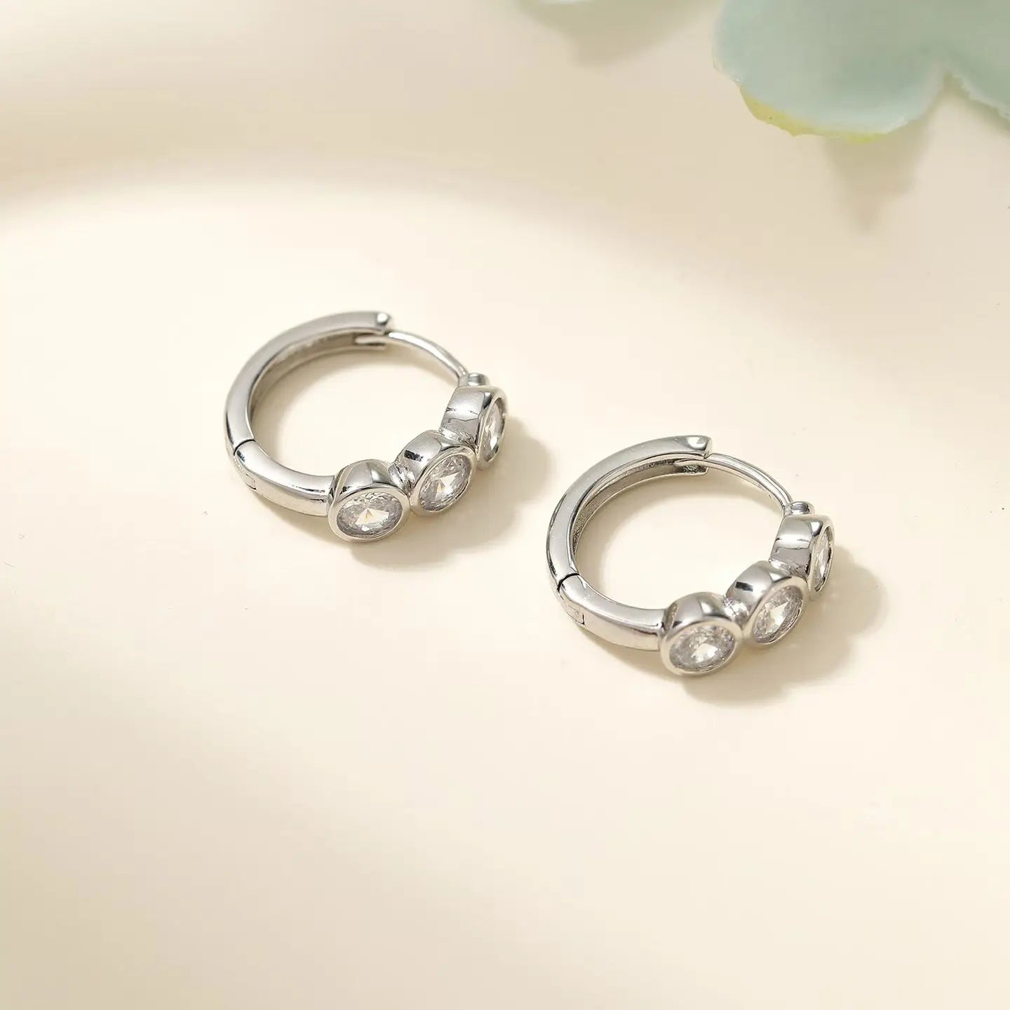 Simple Fashion Minimalistic Rhinestone Glitter Hoop Earrings Sweet Classic Jewelry for Women Ladies Accessories Wholesale
