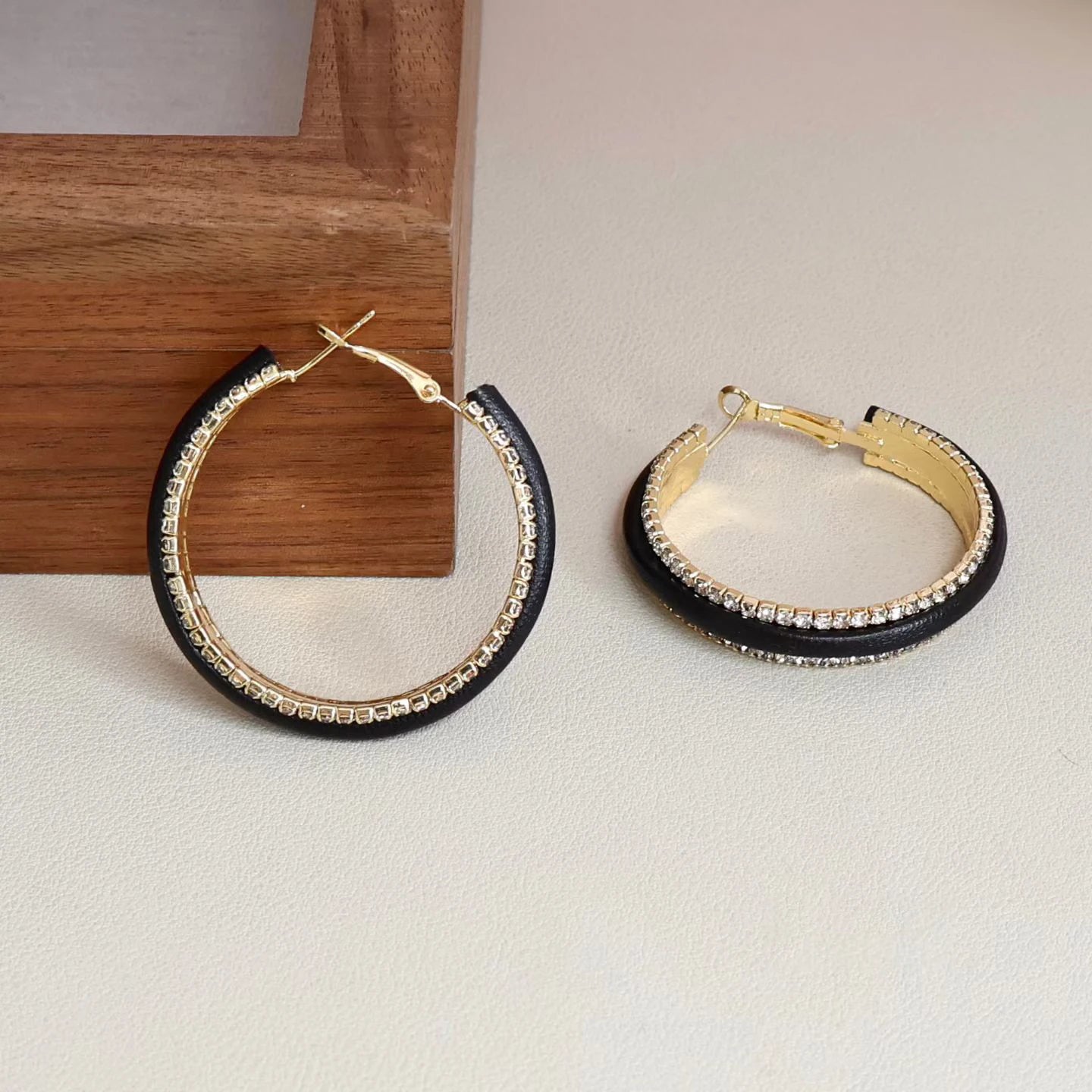 Fashion Simple Glitter Dainty Hoop Earrings for Girls Elegant Sweet Glamorous Stylish Jewelry for Women Ladies Accessories