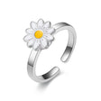 The opening is adjustable. / White daisies