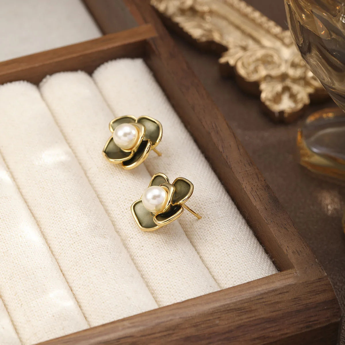 Fashion Vintage Luxury Flower Pearl Stud Earrings for Girls Sweet Jewelry for Women Ladies Wholesale Bulk China Manufacturer