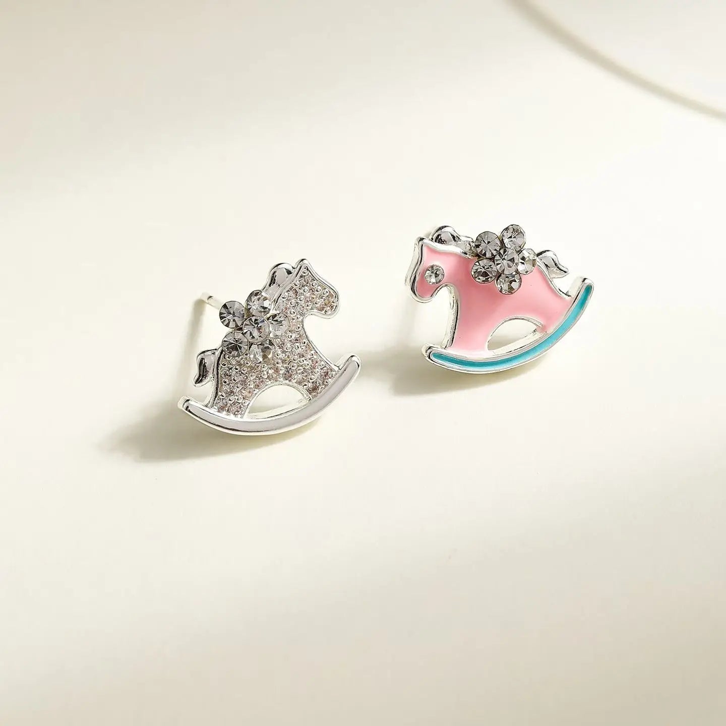 Female Creative Design Cartoon Small Mini Animals Stud Earring Fashion Cute Glitter Lightweight Jewelry Accessories for Causal