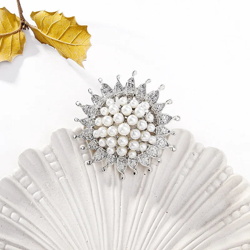 Fashion Elegant Glitter Sparking Rhinestone Brooches for Girls Lustros Imitation Pearl Pins Jewelry for Women Ladies Accessories