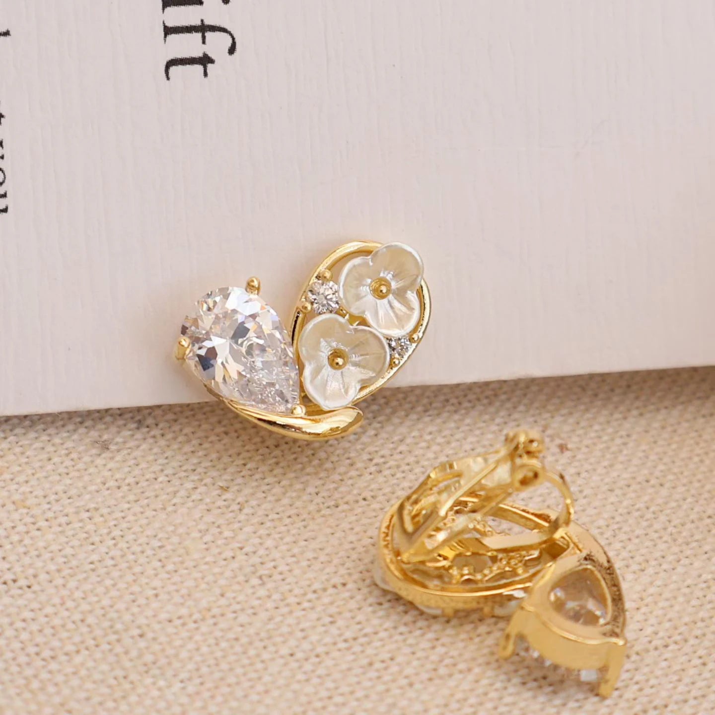 Ladies Creative Design Flower Shape Imitation Pearl Small Mini Clip-on Earring Fashion Glamorous Bulk Street Jewelry Accessories