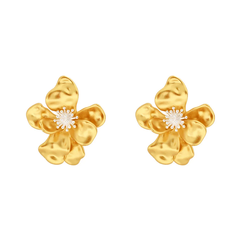 Female Retro Metal Flower Earrings Light Luxury Matte Gold Contrasting Stud Earrings Elegant Casual Fashionable Ear Jewelry